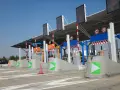 Péages d'autoroute, une étape nécessaire pour ceux qui ont créé les autoroutes. Panneaux lumineux, barrières et béton.