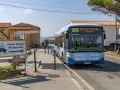 Un bus réseau Mistral, ligne 67 Hyères Centre, s'arrête près de l'accès aux bateaux pour Porquerolles.