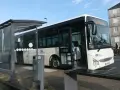 Un bus blanc de la ligne "Lila Presqu'île" attend à un arrêt de bus, prêt à partir pour Guérande.