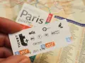 Carnet de tickets de métro parisien, prêt pour un voyage, peut-être sur l'autoroute A70.