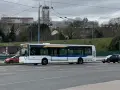 Le bus 11 de Limoges Couzeix roule sur la route, avec des immeubles en arrière-plan.