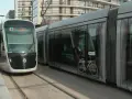 Le tramway T2 à Caen, avec son design moderne, transporte des passagers vers le campus.