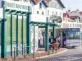 Arrêt de bus à la halte routière Saint Jean de Luz. Un bus HegoaBus, ligne 3 vers Hendaye Grande Plage, attend des passagers.