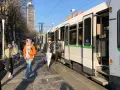 Des passagers attendent le tram à Nantes, profitant d'un week-end ensoleillé.