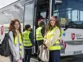 Trois jeunes, portant des gilets de sécurité fluo, attendent devant un bus scolaire de la Région Nouvelle-Aquitaine. La région vous transporte vers de nouvelles aventures.