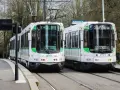 Deux trams blancs et verts de la Tan à Nantes, prêts à offrir un transport nantes gratuit. Ligne 2 vers Hôtel Dieu et Orvault Grand Val.
