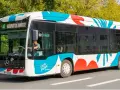 Bus txiktxak Bayonne, ligne 4, direction Aéroport de Biarritz, avec un motif coloré bleu et rouge sur fond blanc.