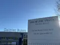 Panneau "Daimler Buses France SASU, Site de Ligny-en-Barrois" devant l'usine.