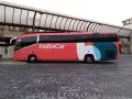 Bus BlaBlaCar rouge et blanc, prêt à partir en voyage.