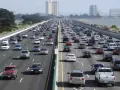 Embouteillage sur une autoroute de Los Angeles, avec des voitures sur plusieurs voies sous un ciel clair.