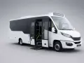 Minibus blanc avec rampe d'accès déployée, prêt à accueillir des passagers. Sa conception optimisée offre une grande capacité car pour le transport de groupe.