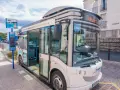 Un bus moderne, un trainbus, attend à un arrêt à Saint-Cyprien, prêt à emmener les passagers pour une transition écologique.