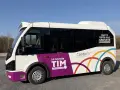 Le bus TIM, navette gratuite de Toul Intra-Muros, roule sous un ciel bleu.