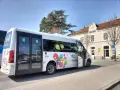 Bus VAI à Embrun, prêt à emmener les voyageurs vers Les Orres. La gare d'Embrun en arrière-plan.