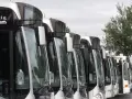 Une rangée de bus Keolis Val d'Oise stationnés, prêts pour le transport.