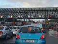 File d'attente au péage du duplex A86. Panneaux lumineux indiquant les voies et les modes de paiement.