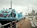 Le bateau "Lou Mistral" est amarré à quai, prêt à embarquer des passagers. Le **réseau Mistral** dessert cette ligne maritime.