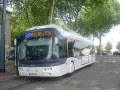 Trolleybus blanc à Lyon, prêt à partir. Les perches électriques sont visibles sur le toit.