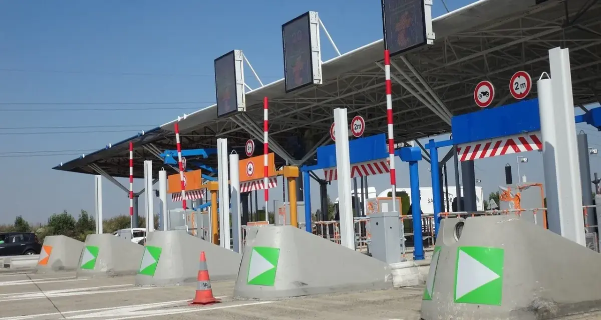 Péages d'autoroute, une étape nécessaire pour ceux qui ont créé les autoroutes. Panneaux lumineux, barrières et béton.