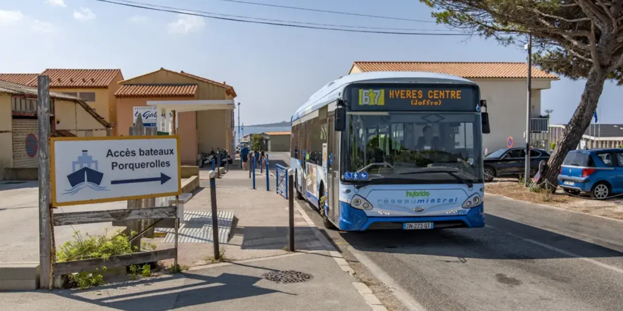 Un bus réseau Mistral, ligne 67 Hyères Centre, s'arrête près de l'accès aux bateaux pour Porquerolles.