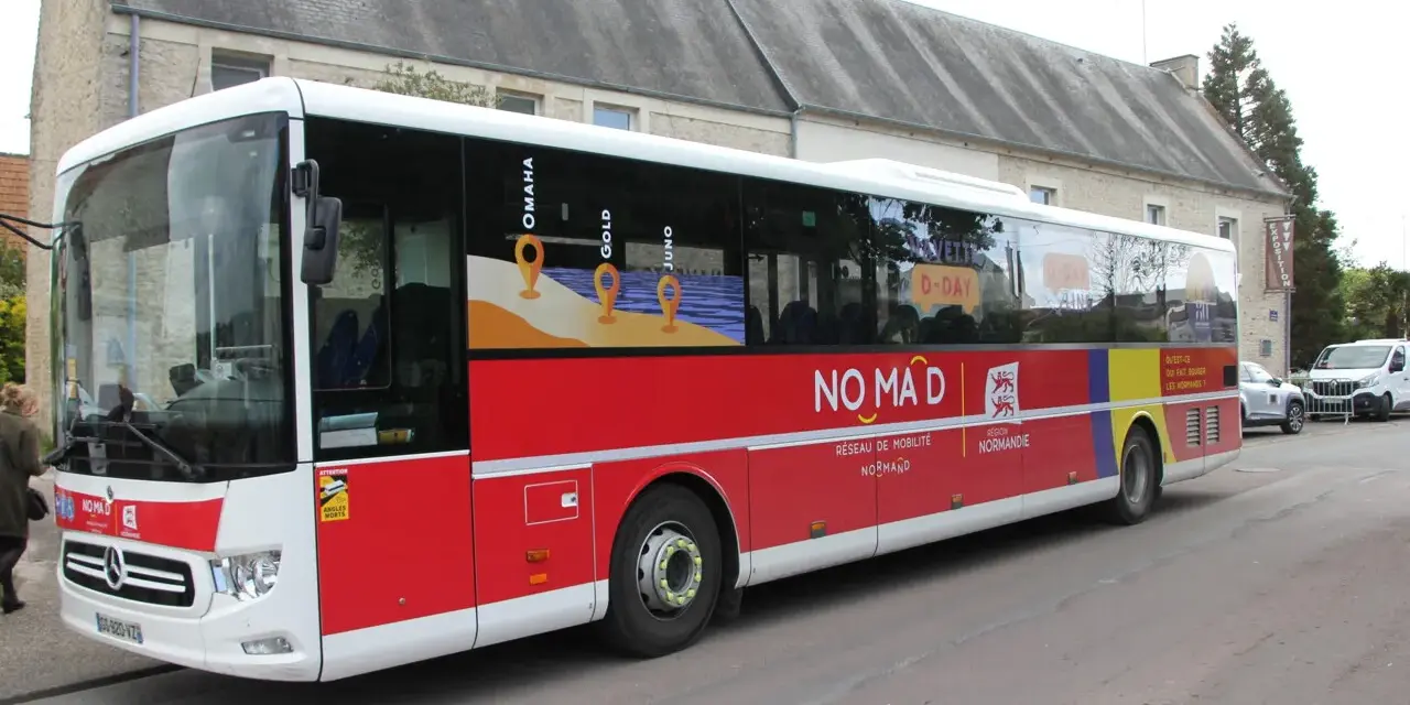 Bus NOMAD aux couleurs du D-Day, reliant les plages du débarquement près de Bayeux.