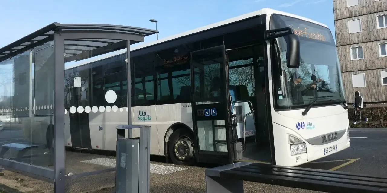 Un bus blanc de la ligne "Lila Presqu'île" attend à un arrêt de bus, prêt à partir pour Guérande.
