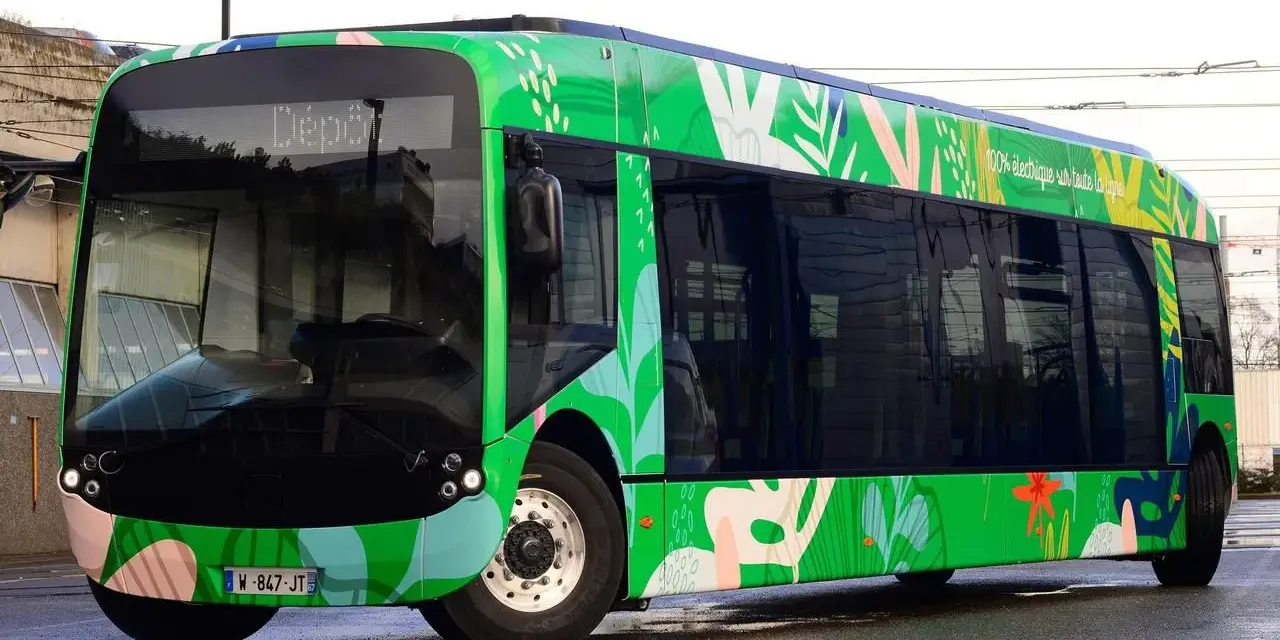Un bus Alstom Aptis, 100% électrique, arbore un design végétal coloré, prêt à sillonner la ville avec style et écologie.
