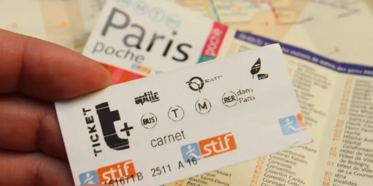 Carnet de tickets de métro parisien, prêt pour un voyage, peut-être sur l'autoroute A70.