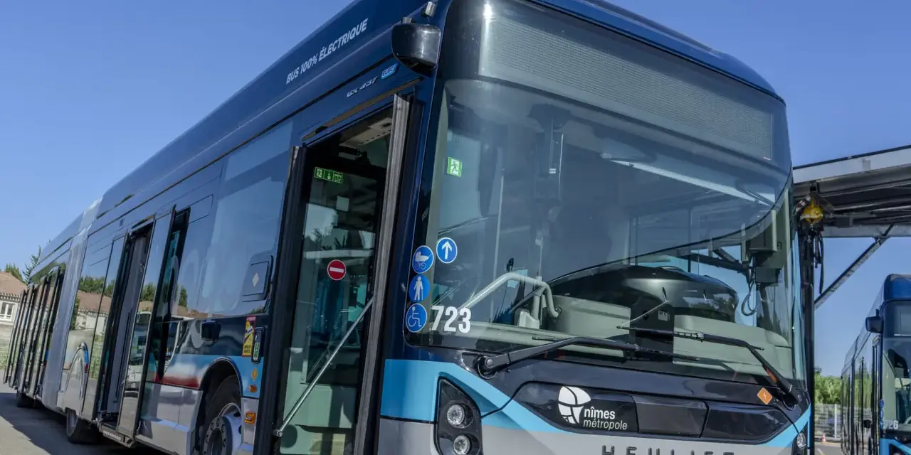 Bus électrique 100% de Nîmes Métropole, modèle Heuliez, prêt à circuler.