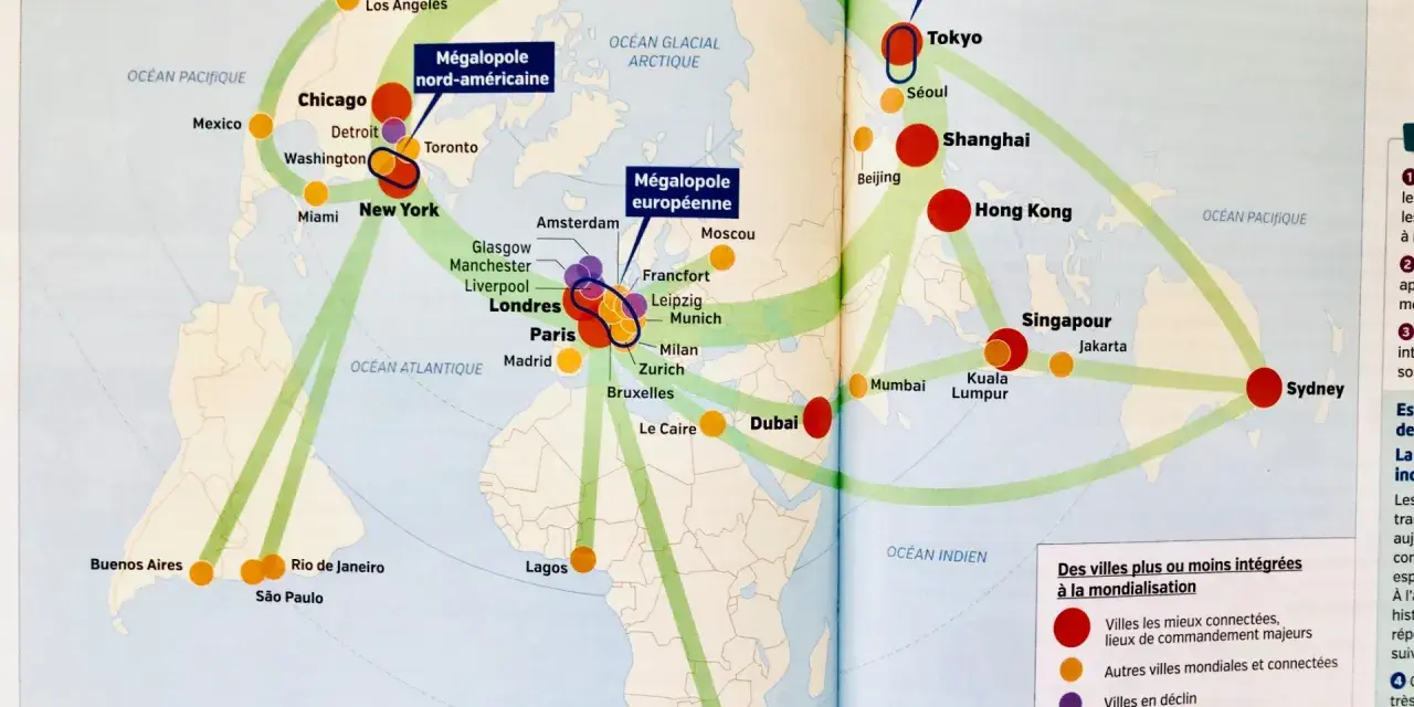 Carte du monde montrant les flux entre les mégalopoles, dont l'étalement urbain de Los Angeles.