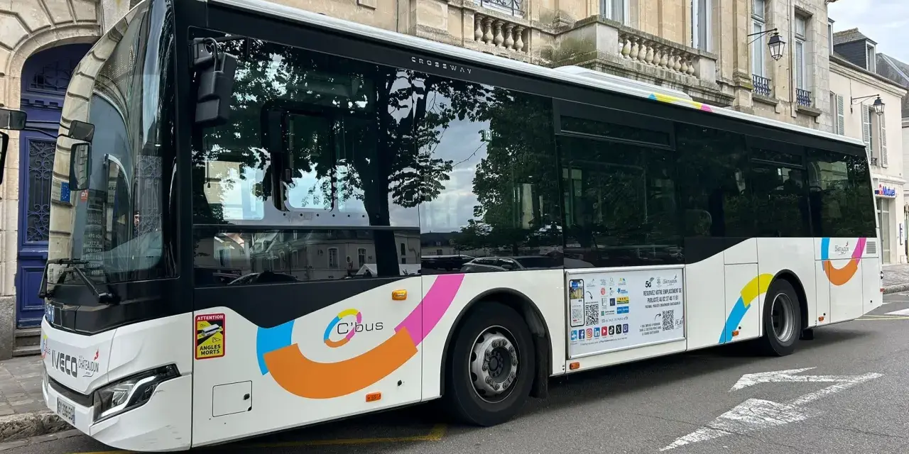 Bus C'bus à Châteaudun, prêt à transporter les passagers selon l'horaire bus Châteaudun.