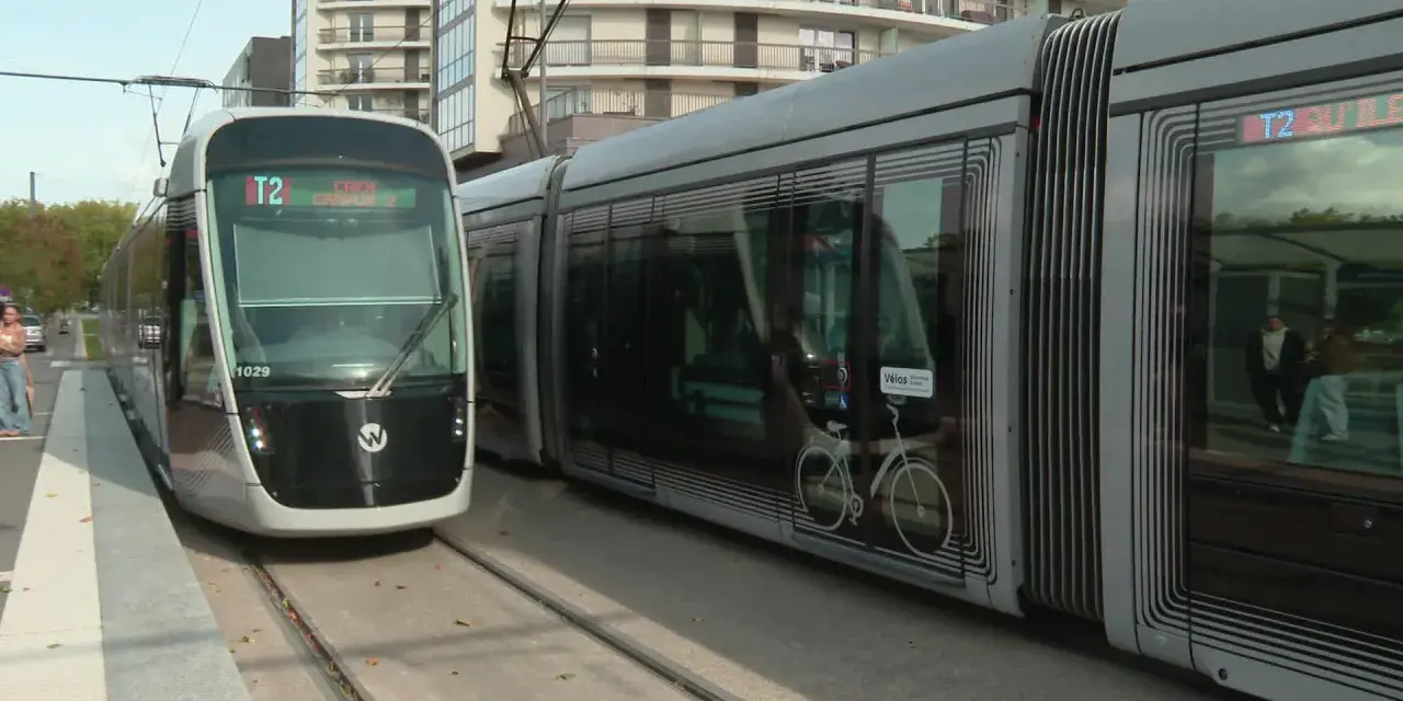 Le tramway T2 à Caen, avec son design moderne, transporte des passagers vers le campus.