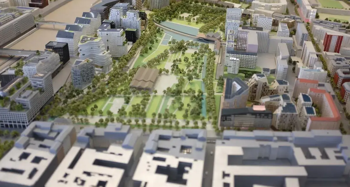 Maquette d'une opération d'aménagement urbain avec bâtiments modernes, espaces verts et un plan d'eau.