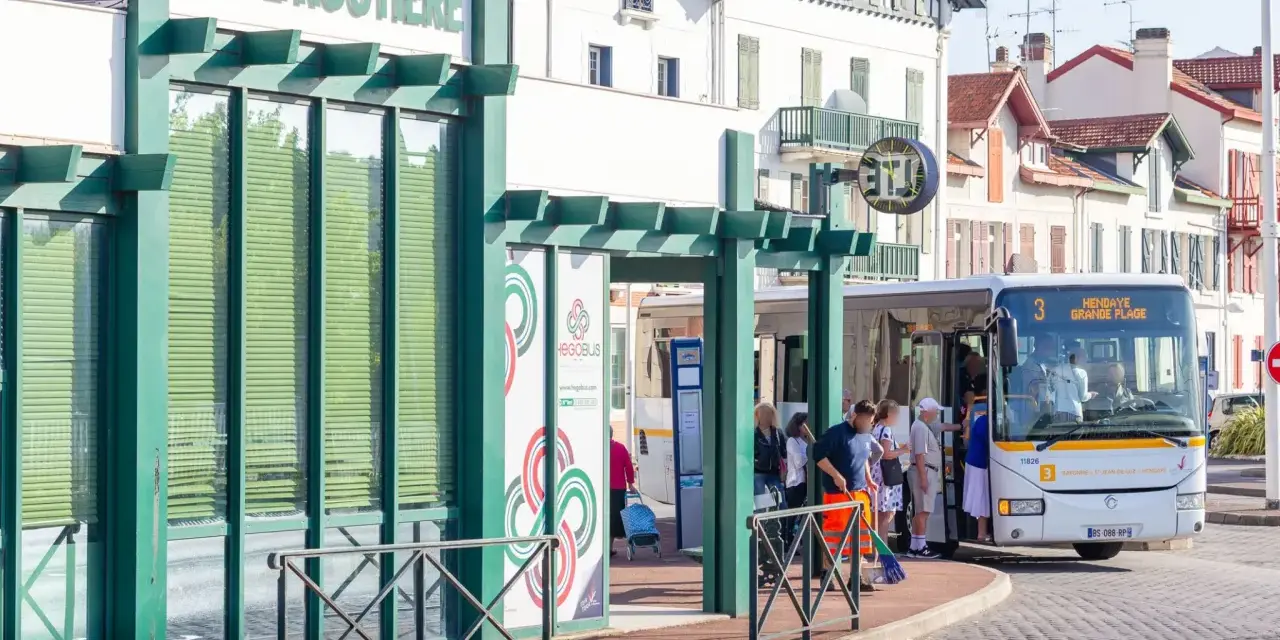 Arrêt de bus à la halte routière Saint Jean de Luz. Un bus HegoaBus, ligne 3 vers Hendaye Grande Plage, attend des passagers.