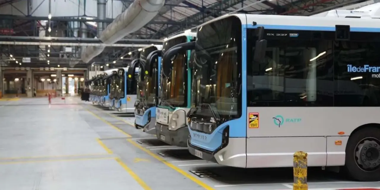 Une rangée de bus électriques RATP, prêts à circuler dans Paris et sa région.