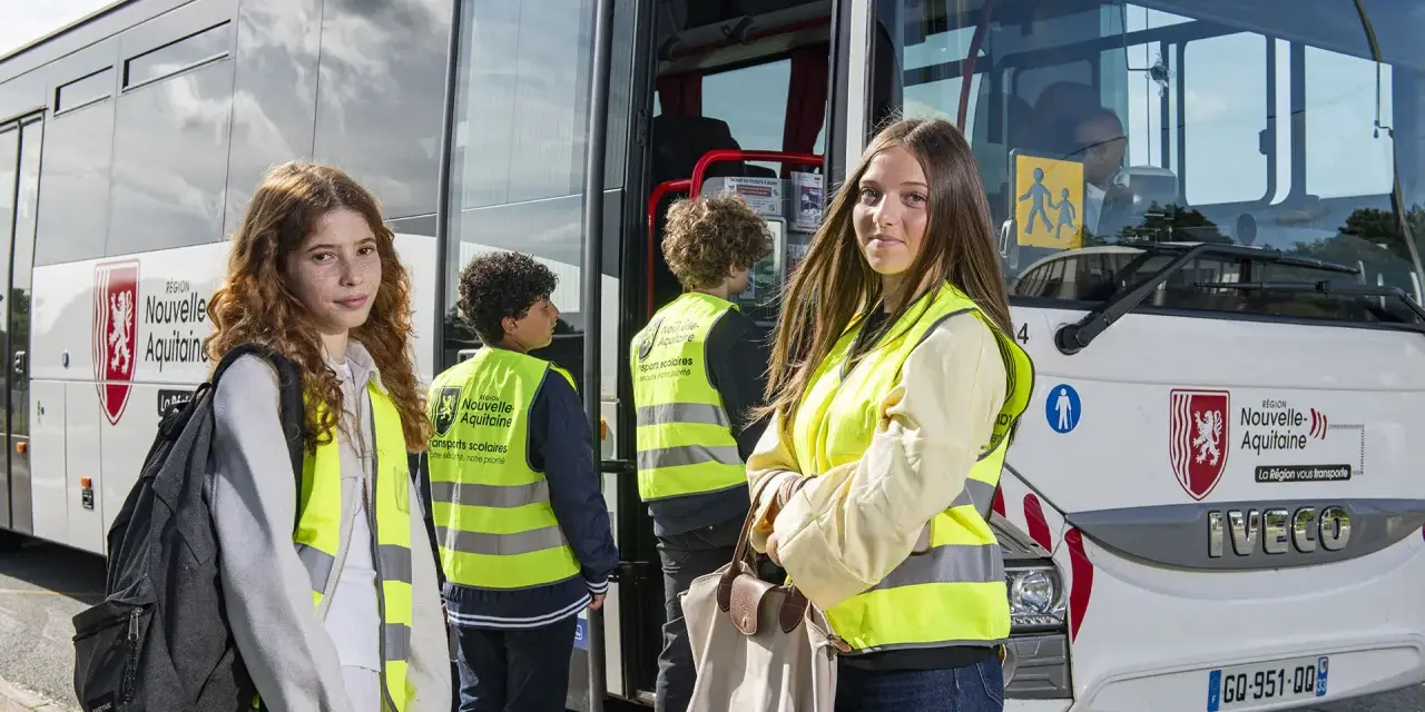 Trois jeunes, portant des gilets de sécurité fluo, attendent devant un bus scolaire de la Région Nouvelle-Aquitaine. La région vous transporte vers de nouvelles aventures.