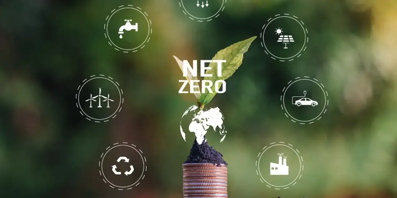 Une plante pousse sur une pile de pièces, symbolisant la croissance des villes à zéro émission nette. Icônes : éoliennes, recyclage, eau, CO2, solaire, voiture électrique, usine.
