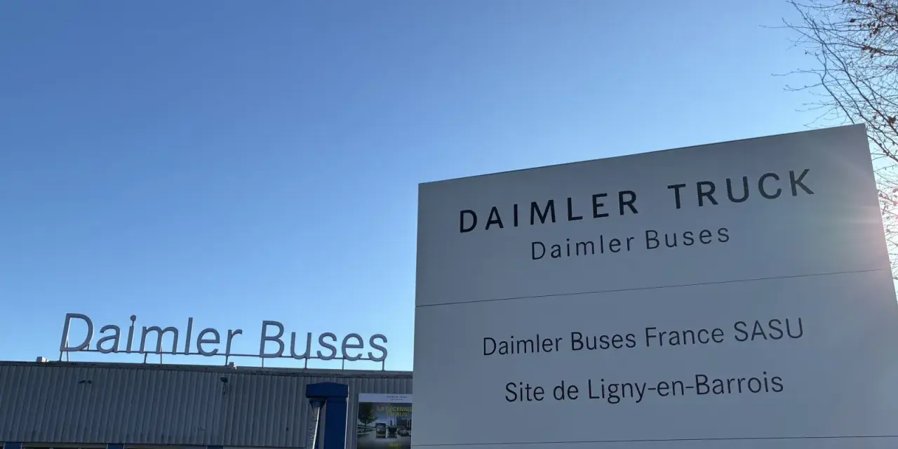 Panneau "Daimler Buses France SASU, Site de Ligny-en-Barrois" devant l'usine.