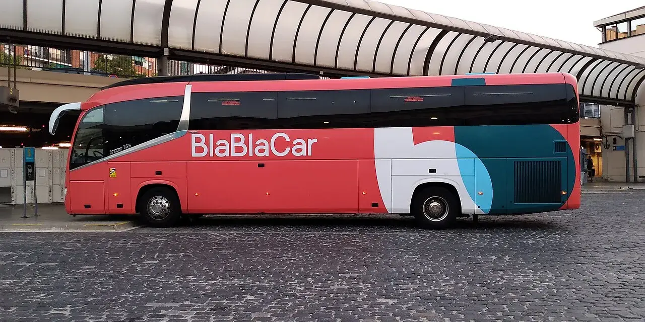 Bus BlaBlaCar rouge et blanc, prêt à partir en voyage.