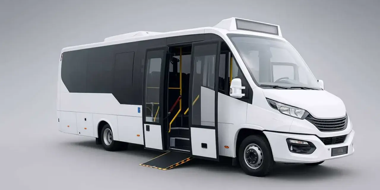 Minibus blanc avec rampe d'accès déployée, prêt à accueillir des passagers. Sa conception optimisée offre une grande capacité car pour le transport de groupe.