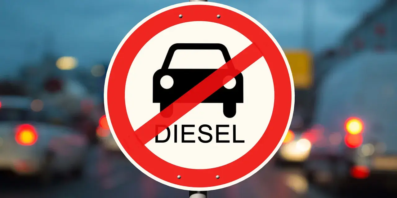 Panneau interdisant les véhicules diesel, même ceux conformes à la norme euro 6. Circulation restreinte pour les moteurs polluants.