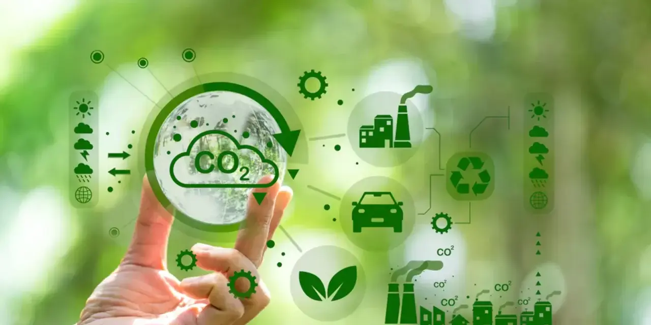 Main d'une personne tenant une sphère symbolisant la Terre et le CO2, entourée d'icônes représentant l'industrie, le transport et le recyclage, illustrant la transformation des territoires vers un avenir durable.