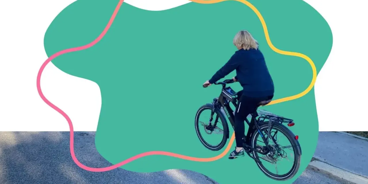 Une personne fait du vélo, promouvant les mobilités actives.