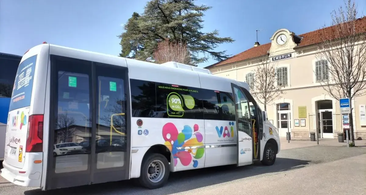 Bus VAI à Embrun, prêt à emmener les voyageurs vers Les Orres. La gare d'Embrun en arrière-plan.