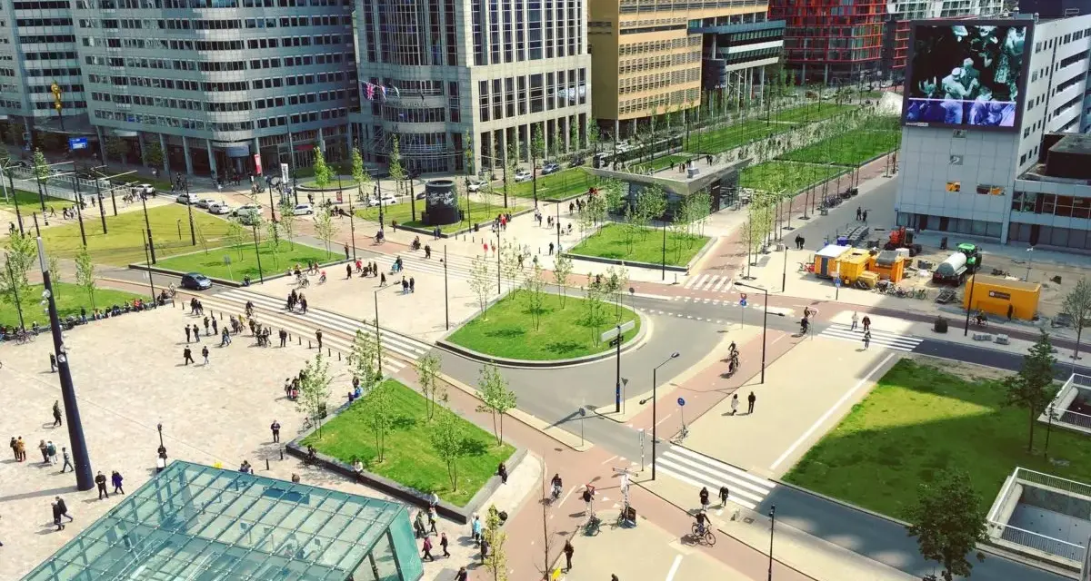 Une **couronne urbaine** animée avec des bâtiments modernes, des espaces verts et des passants.
