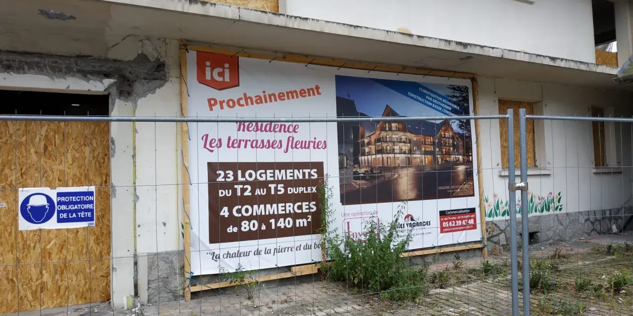 Panneau "Prochainement résidence Les terrasses fleuries" sur un bâtiment en démolition, signe de spéculation foncière.