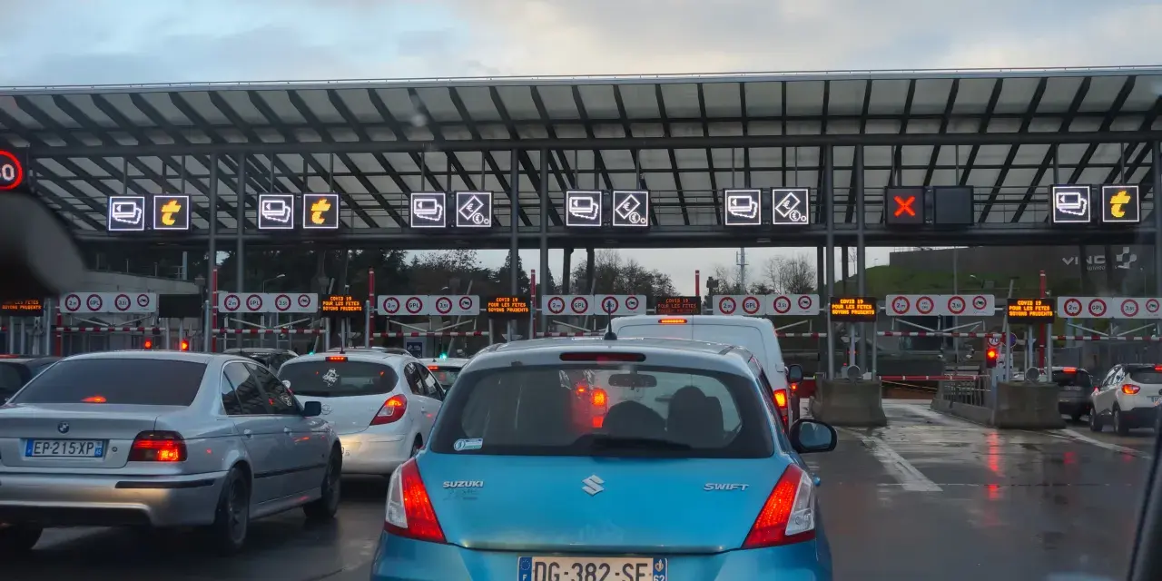 File d'attente au péage du duplex A86. Panneaux lumineux indiquant les voies et les modes de paiement.