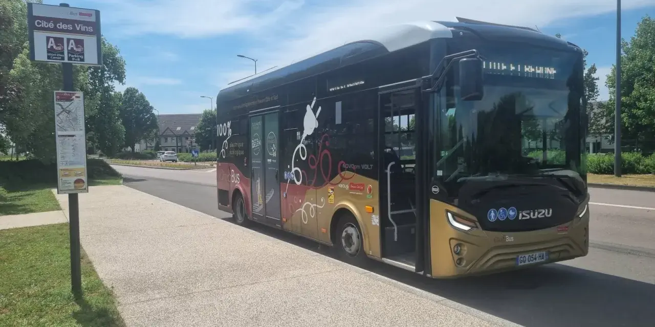 Un bus électrique "Cité des Vins" à Beaune, prêt à emmener les passagers.
