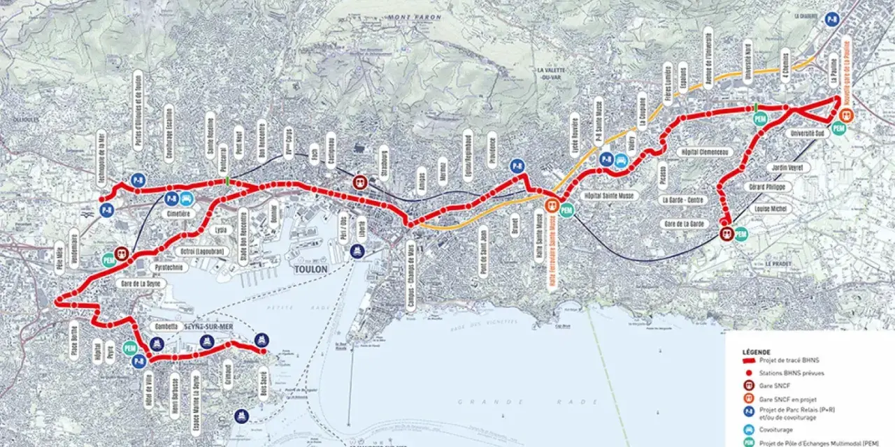 Carte du projet de transport urbain de Toulon, montrant les lignes de BHNS, les gares SNCF et les pôles d'échanges multimodaux.