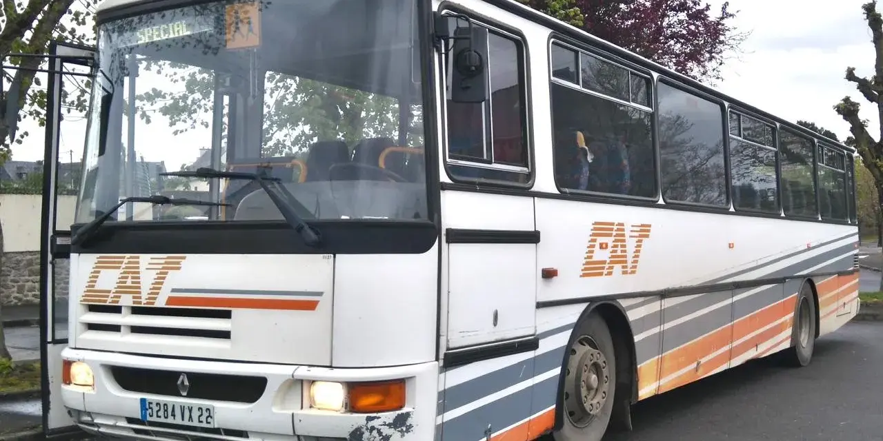 Un bus Karosa Recreo blanc avec des rayures grises et oranges, prêt pour une nouvelle aventure.